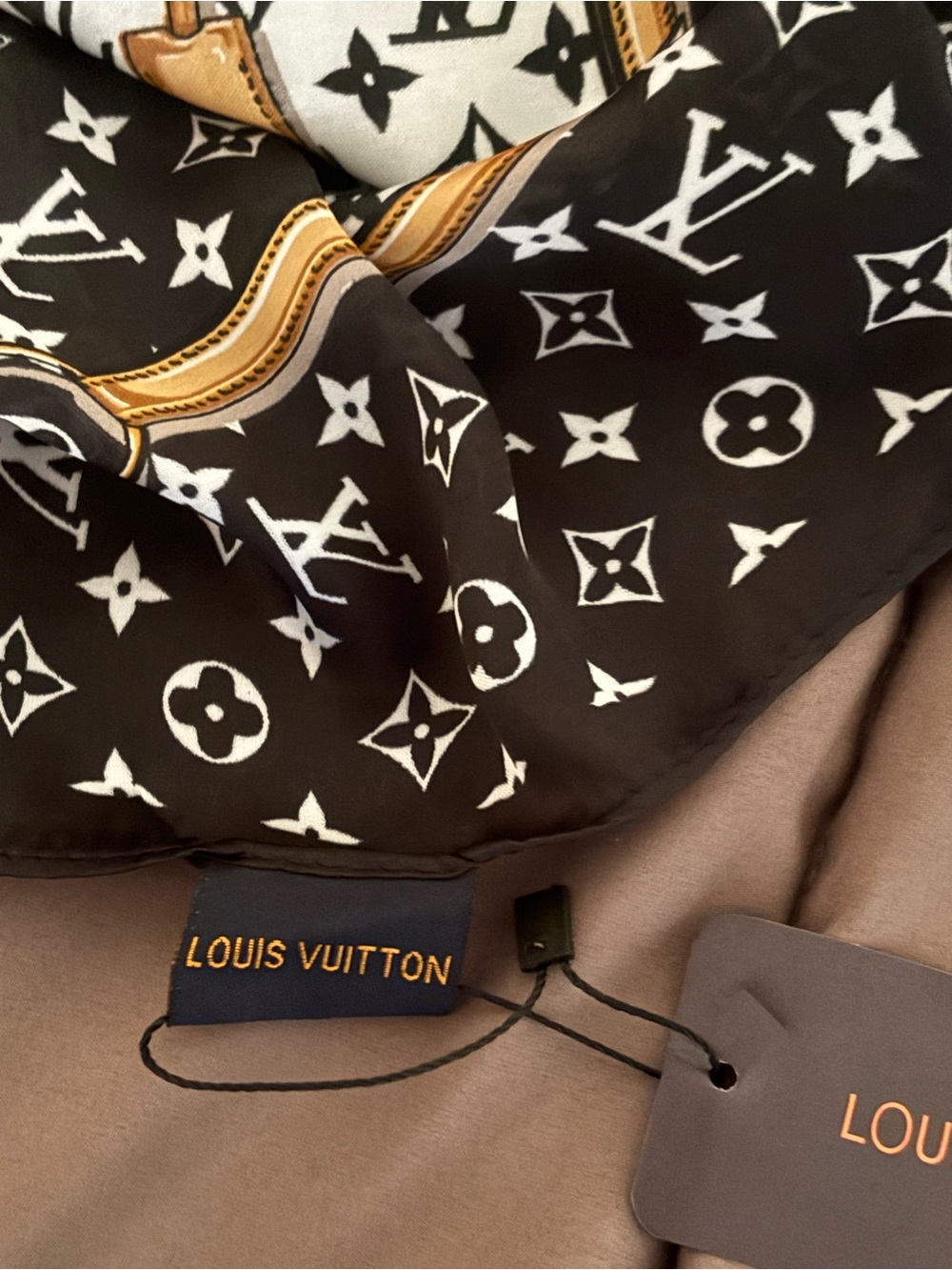 100 % Silk Louis Vuitton Black, White & Gold Monogram Silk Wrap - Picture 4 of 5